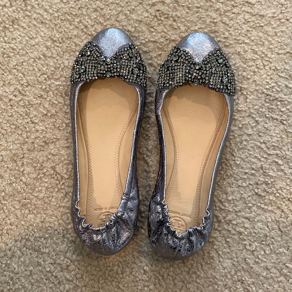 Tory Burch ballet flats with embellished bow detail. Silver. Good condition.